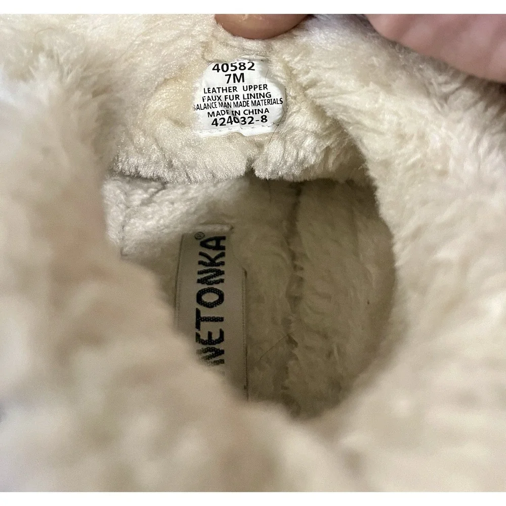 Minnetonka Mens Suede Sherpa Fur Lined Moccasin Slipper 40582 Size 8 Tan/Cream